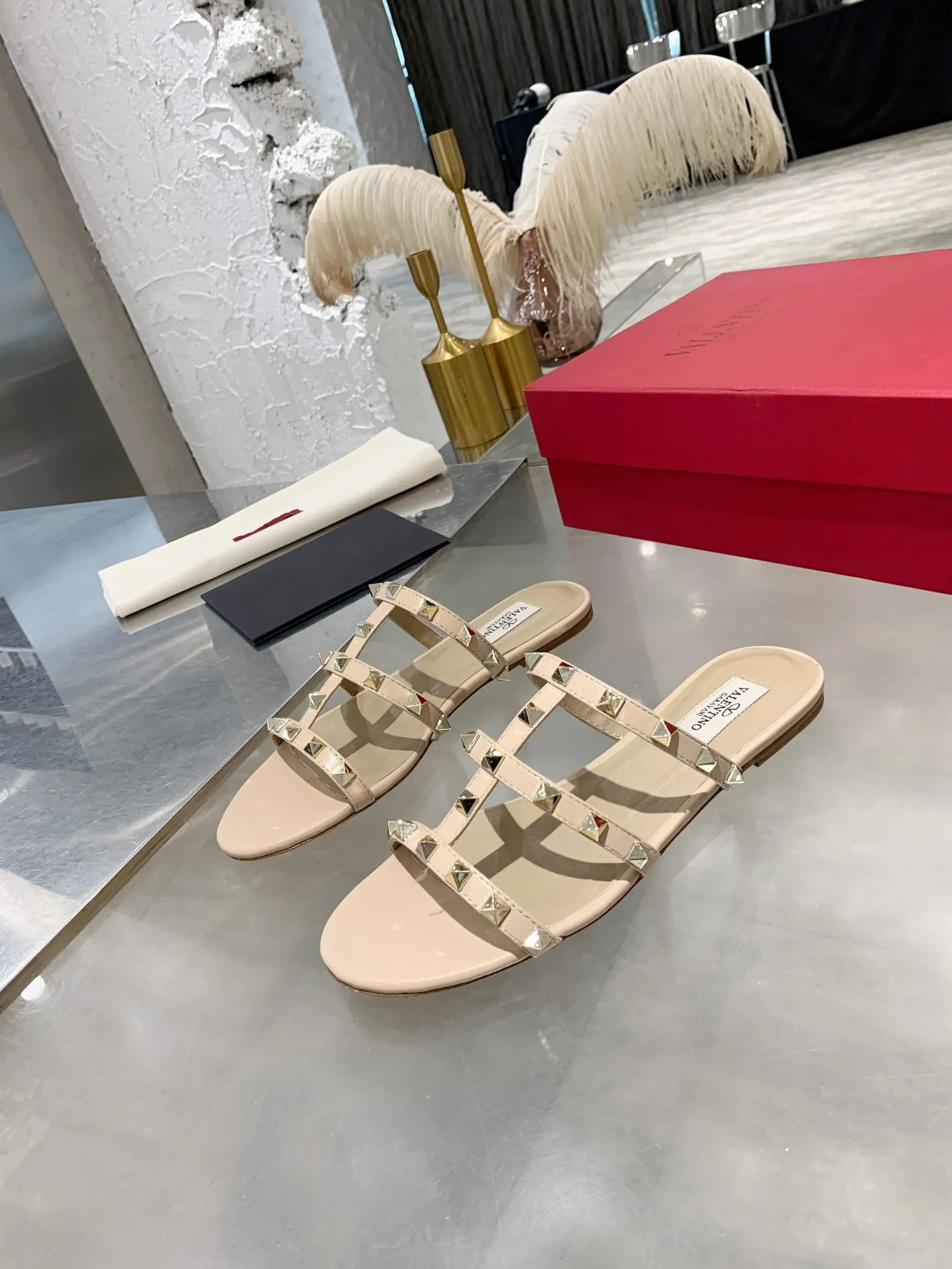 👟👟Ex-factory price 380👟👟 Women's shoes Women's clothing Women's shoes Women's clothing Valentino studded classic sandals ✔️Mixed-breed sheepskin upper ✔️Mixed-breed sheepskin lining and foot pads ✔️Italian yellow cowhide outsole with clear texture consistent with the counter ✔️Code number 35-40 (34, 41, can be customized and not returned)
